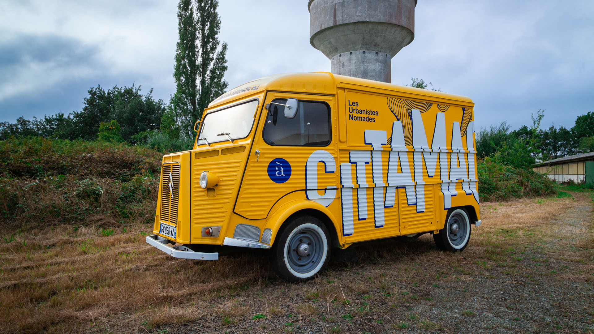 Camionette vintage Citroen Hy designé par maison Maj en peinture lettres à Nantes