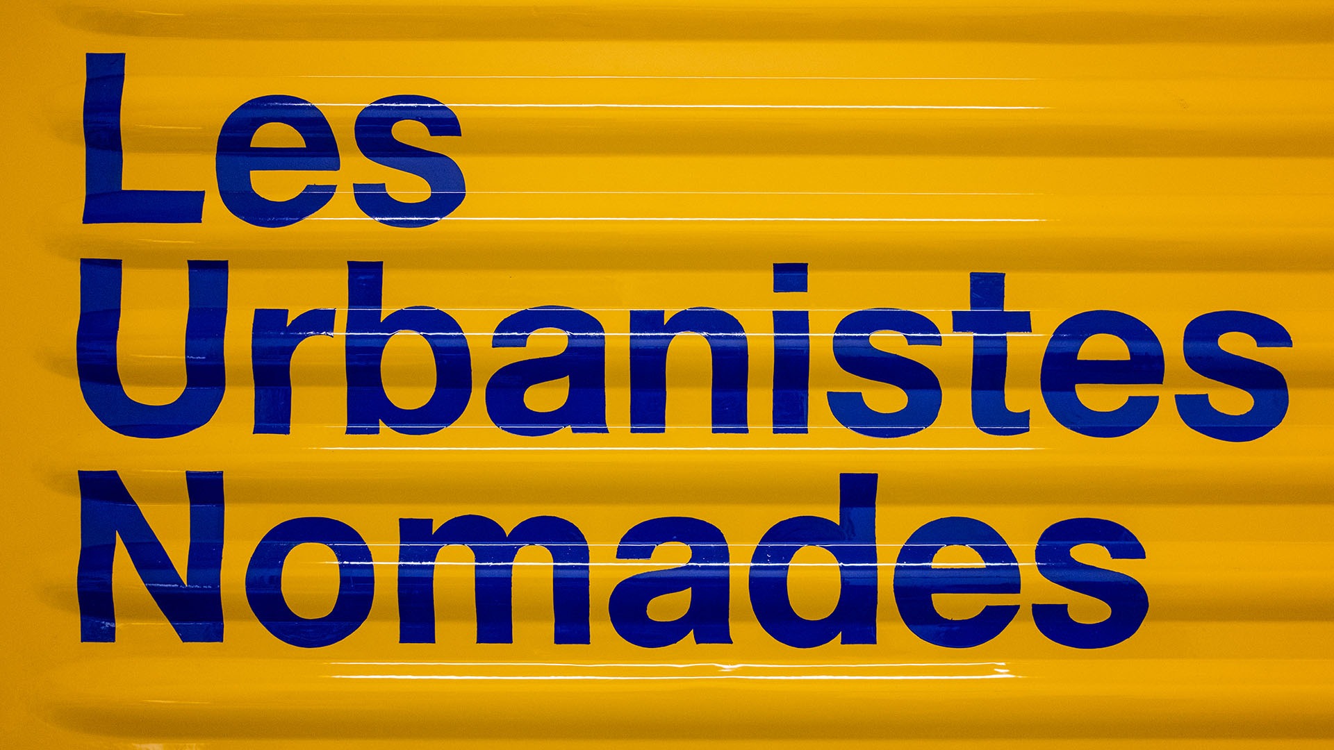 lettres peintes, les urbanistes nomades par maison maj sur une citroen HY