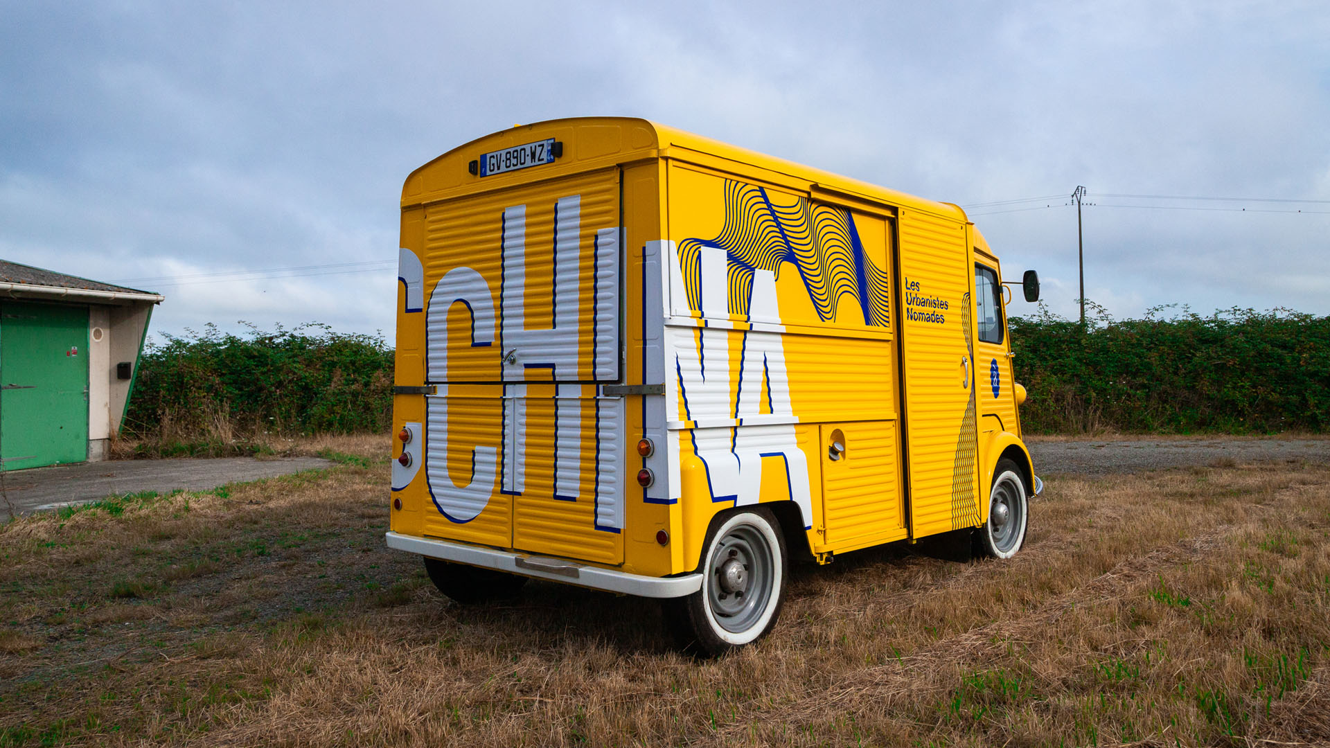 Camionette vintage Citroen Hy designé par maison Maj en peinture lettres à Nantes