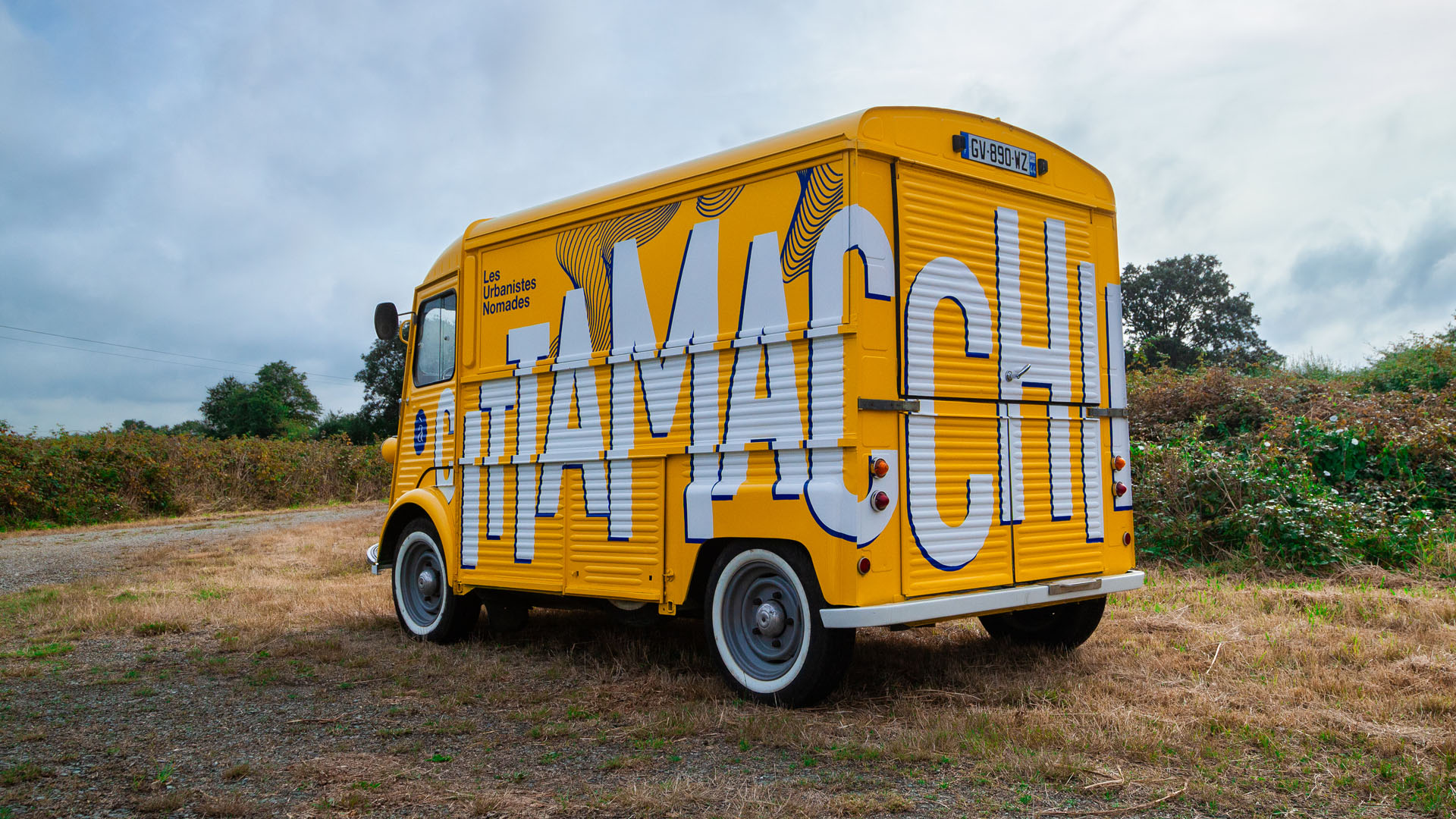 Camionette vintage Citroen Hy designé par maison Maj en peinture lettres à Nantes