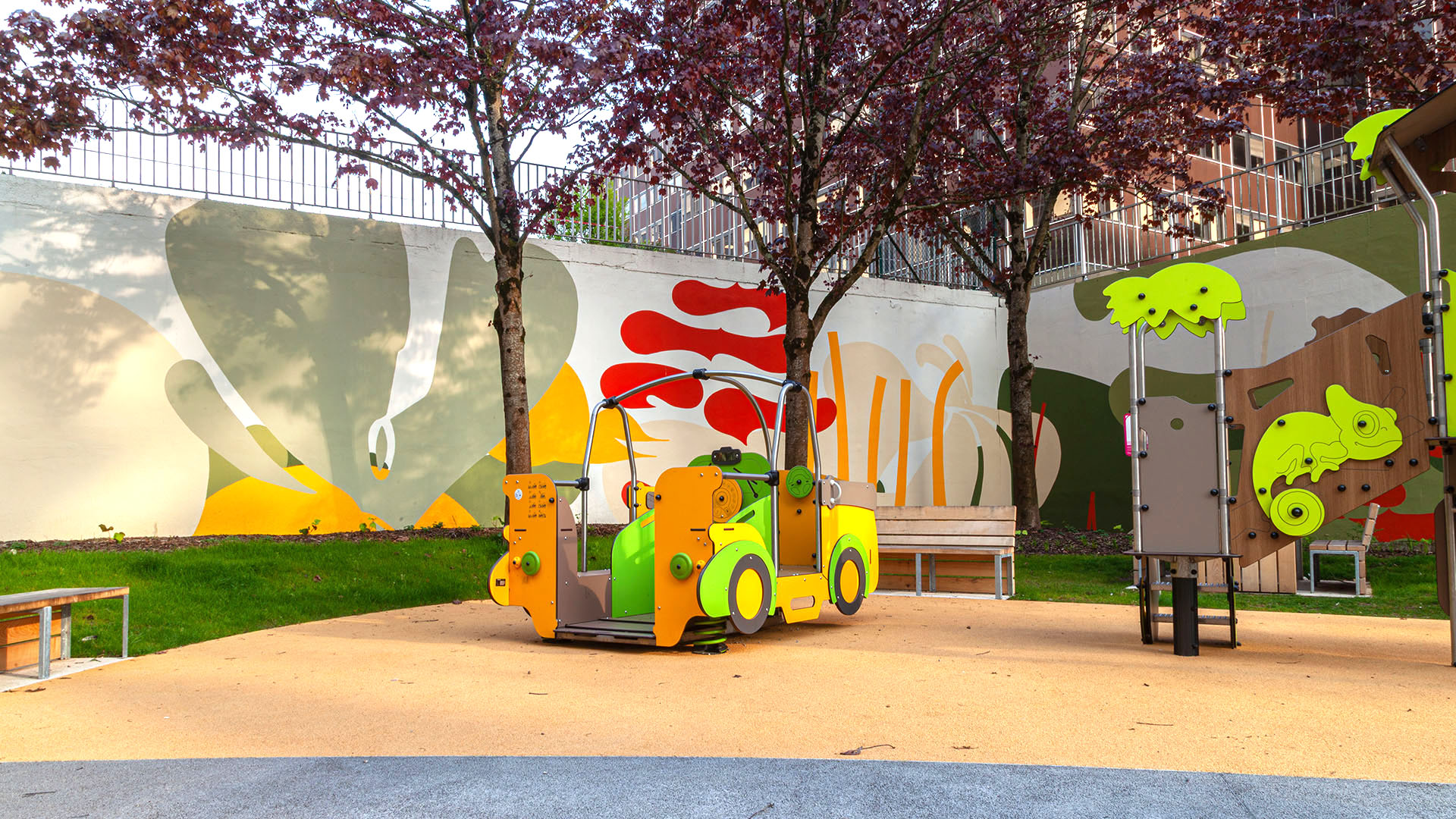 Découvrez notre atelier participatif dédié à la création d'une œuvre murale sur l'île de Nantes. Cet atelier rassemble les créations des habitants de la résidence pour former une fresque collective unique. Une initiative artistique communautaire qui met en valeur la créativité locale et renforce les liens entre les participants.