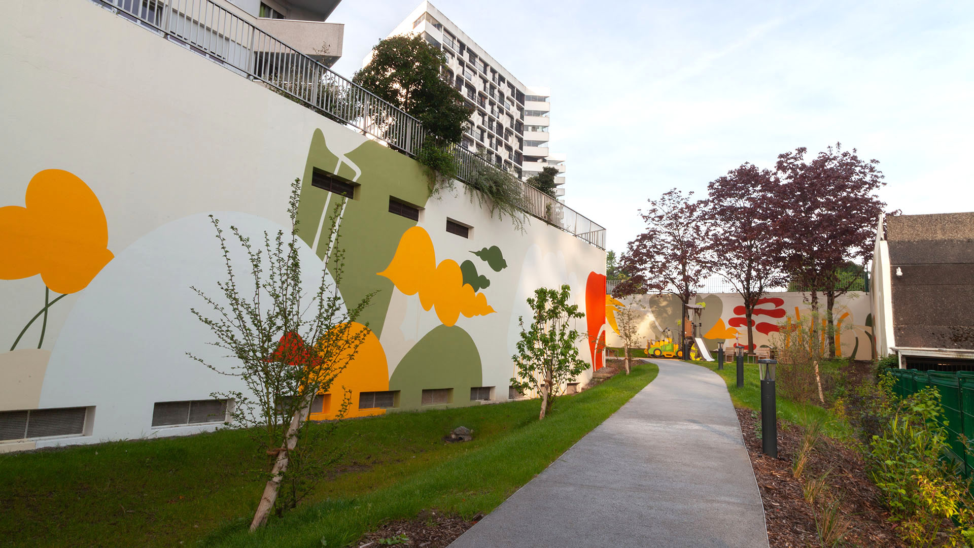 Découvrez notre atelier participatif dédié à la création d'une œuvre murale sur l'île de Nantes. Cet atelier rassemble les créations des habitants de la résidence pour former une fresque collective unique. Une initiative artistique communautaire qui met en valeur la créativité locale et renforce les liens entre les participants.