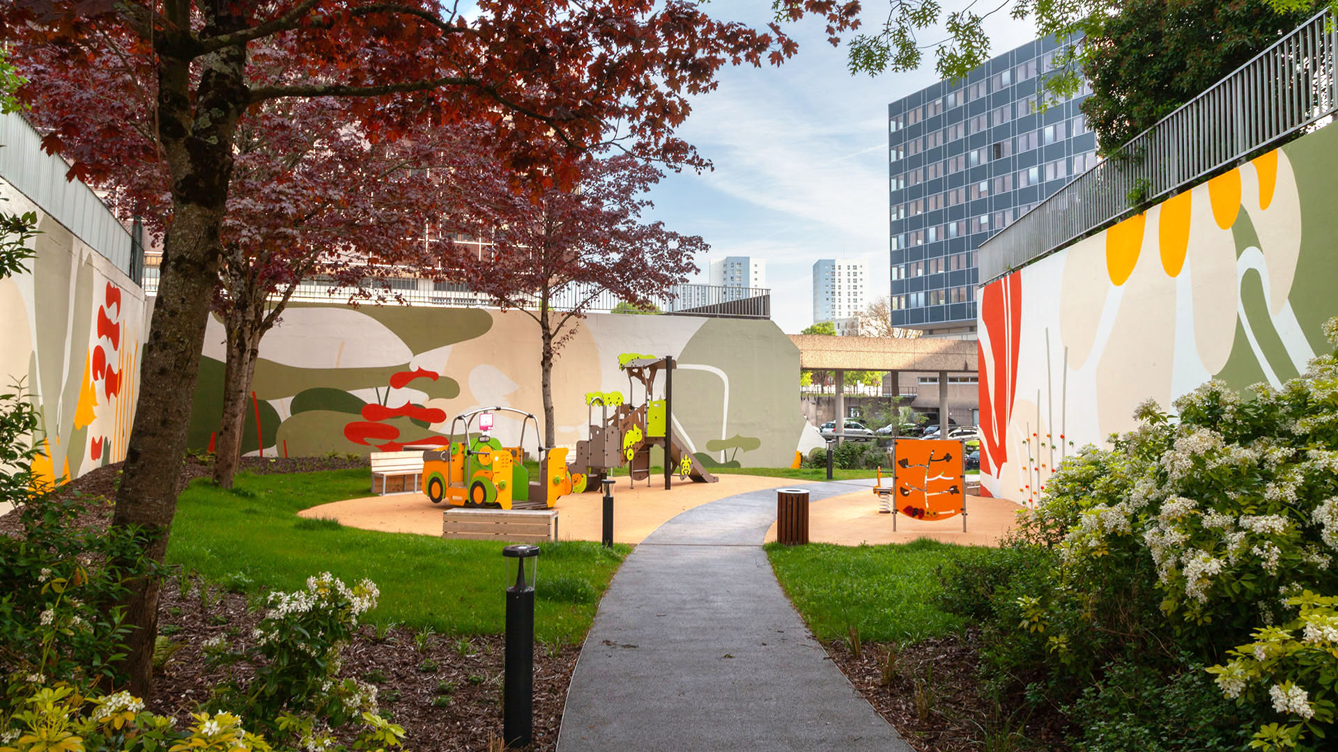 Découvrez notre atelier participatif dédié à la création d'une œuvre murale sur l'île de Nantes. Cet atelier rassemble les créations des habitants de la résidence pour former une fresque collective unique. Une initiative artistique communautaire qui met en valeur la créativité locale et renforce les liens entre les participants.