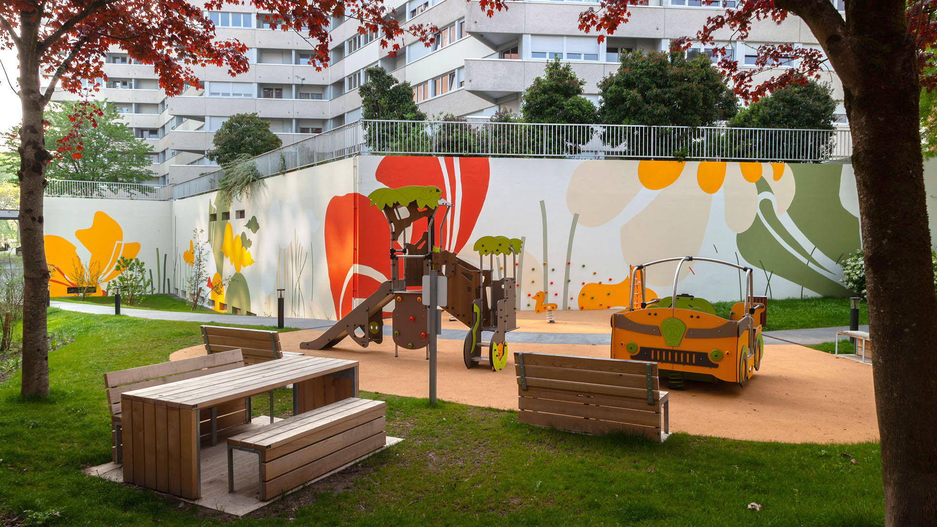 Découvrez notre atelier participatif dédié à la création d'une œuvre murale sur l'île de Nantes. Cet atelier rassemble les créations des habitants de la résidence pour former une fresque collective unique. Une initiative artistique communautaire qui met en valeur la créativité locale et renforce les liens entre les participants.